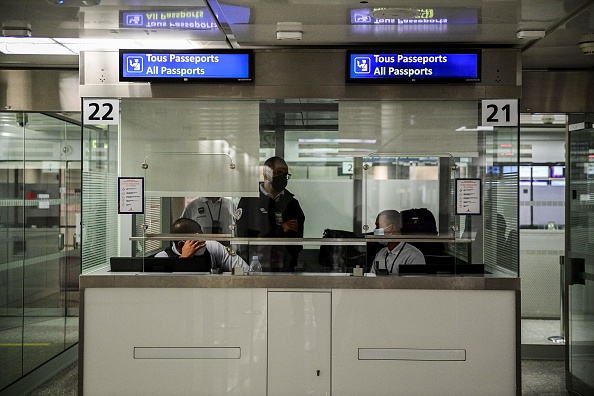 -Jean-Luc Brunel, un proche de l’américain Jeffrey Epstein accusé de viols par plusieurs anciens tops model, a été interpellé mercredi à l'aéroport de Paris-Roissy, 12 novembre 2020. Photo Martin Bureau / AFP via Getty Images.