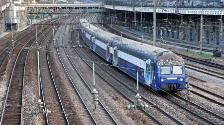 Une poutre de 400 tonnes s’effondre sur les rails, le trafic sur le RER C interrompu