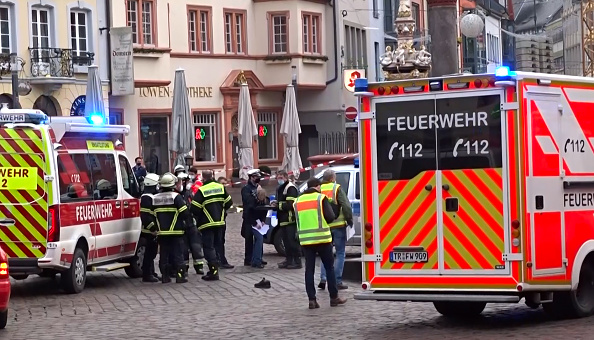 Un homme ivre et souffrant de troubles psychiatriques, a fauché mardi des passants dans une zone piétonne à Trèves, dans le sud-ouest de l'Allemagne, tuant cinq personnes, dont un bébé de 9 mois, avant d'être interpellé.(Photo STEIL-TV/AFP via Getty Images)