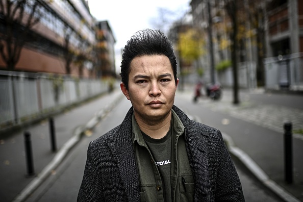 -Le franco-afghan Reza Jafari, présidente de l'association "Enfants d'Afghanistan et d'ailleurs", pose lors d'une séance photo à Montreuil, à l'est de Paris, le 1er décembre 2020. Photo par Christophe Archambault / AFP via Getty Images.