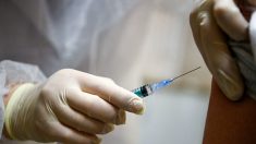 Un hôpital arrête les vaccinations Covid-19 après que 4 de ses travailleurs ont eu des effets indésirables