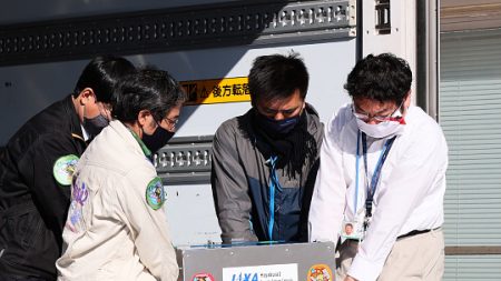 Poussière noire semblable à du sable dans la capsule de la sonde japonaise