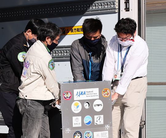 -Un conteneur contenant la capsule séparée de la sonde spatiale Hayabusa-2 est introduit dans l'installation du campus Sagamihara de l'Agence japonaise d'exploration aérospatiale le 8 décembre 2020. Photo par STR / JIJI PRESS / AFP via Getty Images.