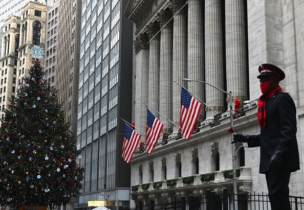 Un volontaire de l'Armée du Salut danse devant la bourse de New York à Wall Street le 9 décembre 2020 à New York. Photo par Angela Weiss / AFP via Getty Images.