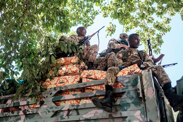 -Des membres des forces spéciales d'Amhara sont assis au sommet d'un camion dans la ville d'Alamata, en Éthiopie, le 11 décembre 2020. Photo par Eduardo Soteras / AFP via Getty Images.