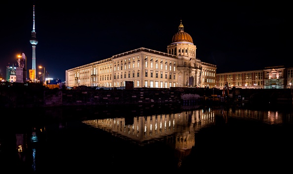 -Vue du palais de Berlin qui abritera le Forum Humboldt et la tour de télévision le 15 décembre 2020. Photo de John Macdougall / AFP via Getty Images.