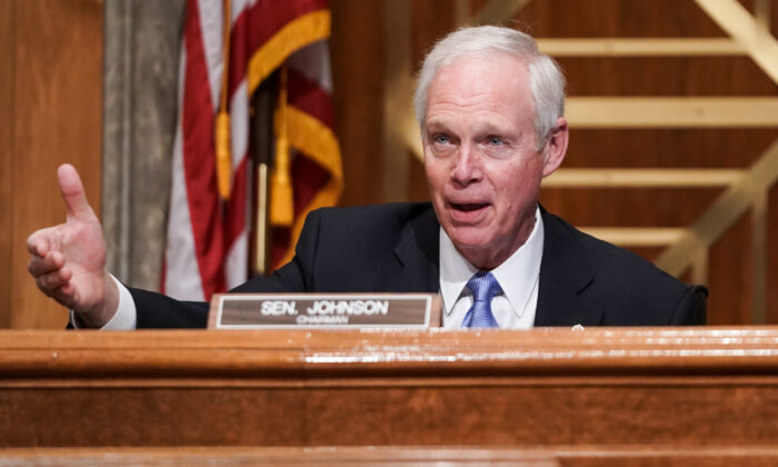 Le président de la commission sénatoriale de la Sécurité intérieure et des affaires gouvernementales, Ron Johnson (Parti républicain, Wisconsin), s'exprime lors d'une audience pour discuter des allégations de fraude électorale le 16 décembre 2020. (Greg Nash-Pool/Getty Images)