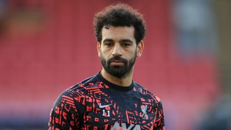 Le footballeur égyptien Mohamed Salah reçoit des messages d’insultes pour avoir posé devant un sapin de Noël habillé de rouge