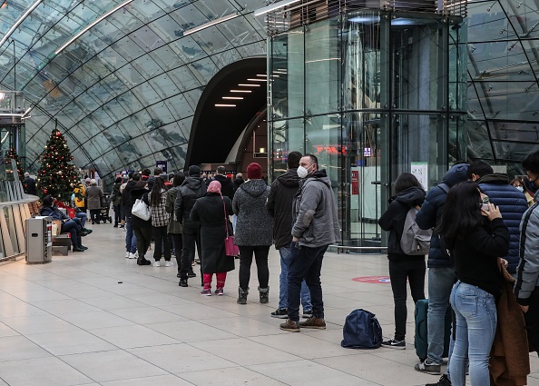 Groupe de passagers en provenance du Royaume-Uni bloqué à l’aéroport, en Allemagne. Photo par Armando Babani / AFP via Getty Images.