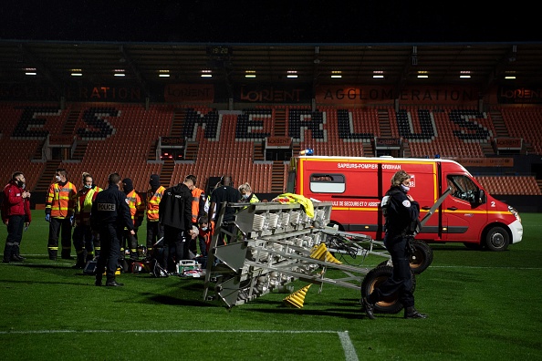 Samu et pompiers tentent de sauver un homme dans un état critique, après avoir été frappé par la chute d'une rampe de chauffage à la fin du match de football de L1 entre le FC Lorient et le Stade Rennais au stade Moustoir de Lorient. (Photo LOIC VENANCE/AFP via Getty Images)