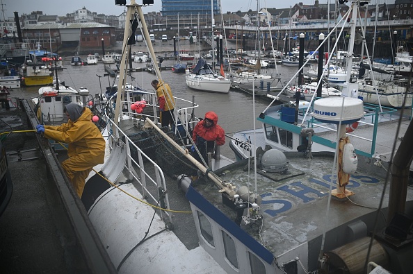 Les pêcheurs emballent leurs bateaux amarrés dans le port de Bridlington, dans le nord-est de l'Angleterre, le 21 décembre 2020, alors que la fermeture soudaine de la frontière française suite à la pandémie de Covid-19 empêche les exportations de crustacés frais. (Photo : OLI SCARFF/AFP via Getty Images)