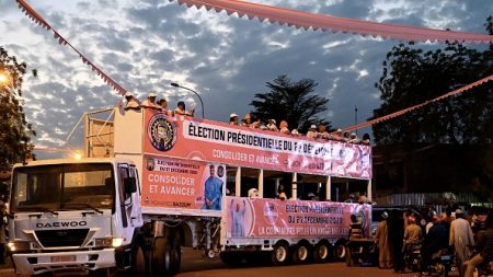 Le Niger élit son président avec une transition pacifique inédite