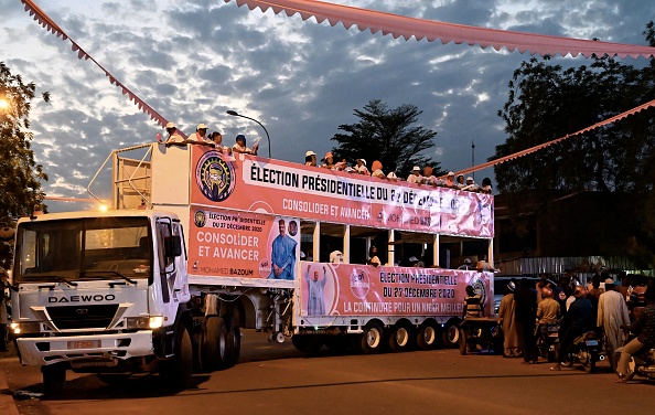 -Des partisans se tiennent sur un camion de campagne électorale de Mohamed Bazoum, à Niamey le 21 décembre 2020 en vue des élections générales prévues le 27 décembre 2020. Photo par Issouf Sanogou / AFP via Getty Images.