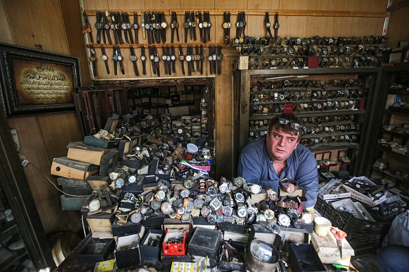 -Le réparateur de montres Youssef Abdelkarim est assis dans son atelier de la rue Rasheed à Bagdad, la capitale irakienne, le 9 décembre 2020. Photo par Ahmad Al-Rubaye / AFP via Getty Images.