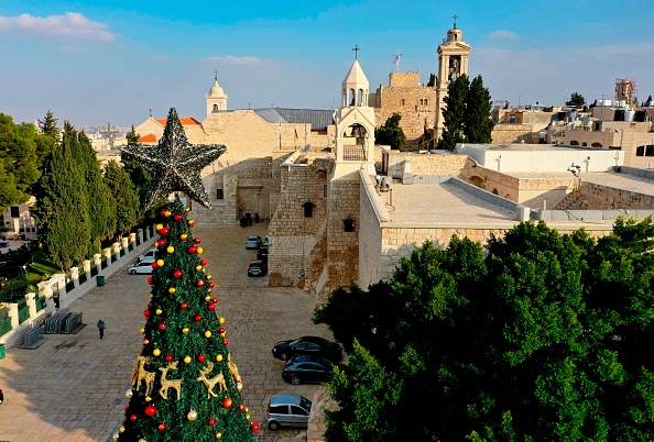 - Le sapin de Noël devant l'église de la Nativité, dans la ville sainte palestinienne de Bethléem en Cisjordanie, le 22 décembre 2020. Photo par Hazem Bader / AFP via Getty Images.