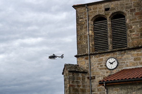 -Un hélicoptère EC135 de la gendarmerie française survole Saint-Just, dans le centre de la France, le 23 décembre 2020, après que trois gendarmes ont été tués et un quatrième blessé. Photo Olivier Chassignole / AFP via Getty Images.