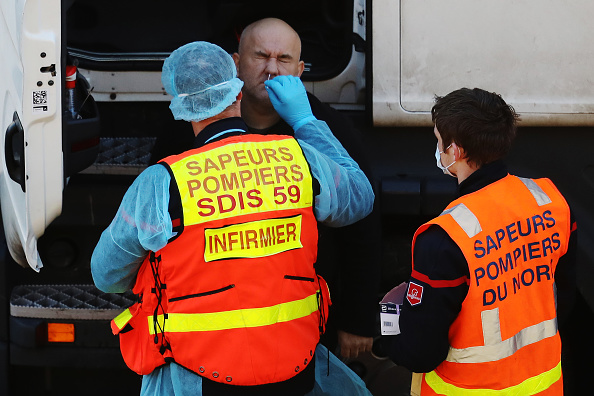 Un pompier effectue des tests contre le Covid-19 sur des chauffeurs de poids-lourds le 24 décembre à Douvres, Royaume-Uni. (Photo Dan Kitwood/Getty Images)