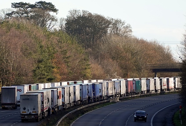 Les camions de fret restent en attente sur l'autoroute M20, en direction sud, menant au port de Douvres, à Ashsford, dans le sud-est de l'Angleterre, le 25 décembre 2020, alors que le test COVID-19 des chauffeurs faisant la queue pour quitter le terminal de ferry pour L'Europe continue. (Photo : NIKLAS HALLE'N/AFP via Getty Images)