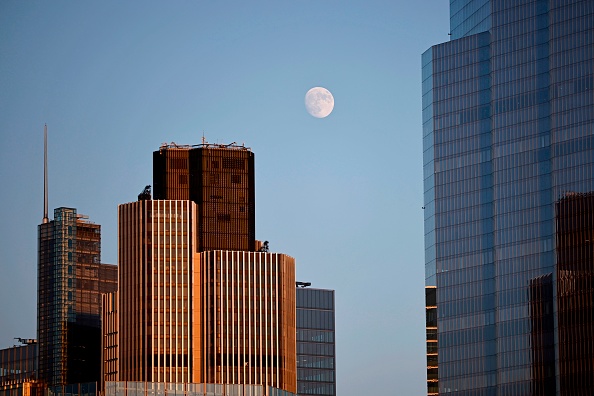 -La lune s'élève au-dessus des bâtiments de la ville de Londres le 27 décembre 2020, les Londoniens continuent de vivre sous les restrictions de verrouillage de niveau 4. Photo par Tolga Akmen / AFP via Getty Images