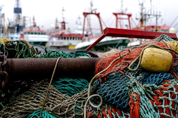 -Les bateaux de pêche sont amarrés dans le port d'IJmuiden, le 28 décembre 2020. Photo par Sander Koning / ANP / AFP via Getty Images.