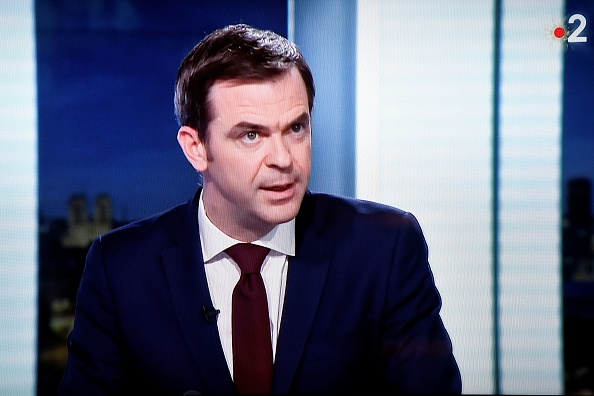 Le ministre de la Santé  Olivier Véran au journal télévisé de France 2, le 29 décembre 2020 à Paris. (Photo : STEPHANE DE SAKUTIN/AFP via Getty Images)