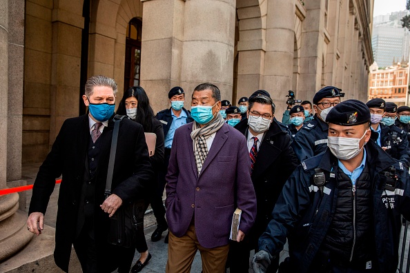 -Le magnat des médias prodémocratie de Hong Kong Jimmy Lai quitte la Cour d'appel final de Hong Kong le 31 décembre 2020, pendant une pause en attendant la décision du tribunal. Photo par Isaac Lawrence / AFP via Getty Images