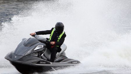 Confinement en Écosse : pour rejoindre sa bien-aimée il fait quatre heures de jet-ski et se fait pincer… en boîte de nuit