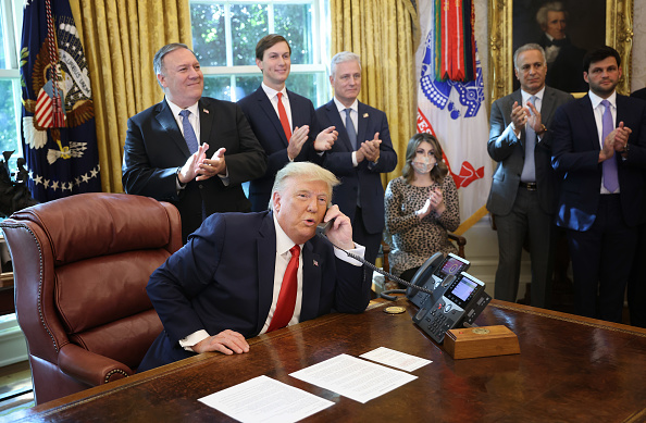 - Le 23 octobre le président américain Donald Trump s'entretient au téléphone avec le Premier ministre israélien Benjamin Netanyahu au sujet d'un accord de paix entre le Soudan et Israël. Photo par Win McNamee / Getty Images.