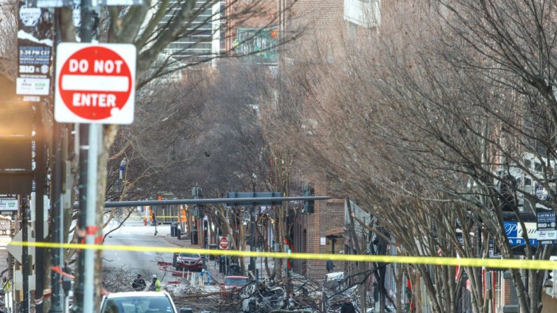 La police ferme une zone endommagée par une explosion le matin de Noël, le 25 décembre 2020 à Nashville, Tennessee. Une unité des dispositifs dangereux était en route pour vérifier un véhicule de loisirs qui a ensuite explosé, endommageant considérablement certains bâtiments voisins. Selon les informations, la police pense que l'explosion était intentionnelle, avec au moins 3 blessés et des restes humains trouvés à proximité de l'explosion. (Photo par Terry Wyatt/Getty Images)