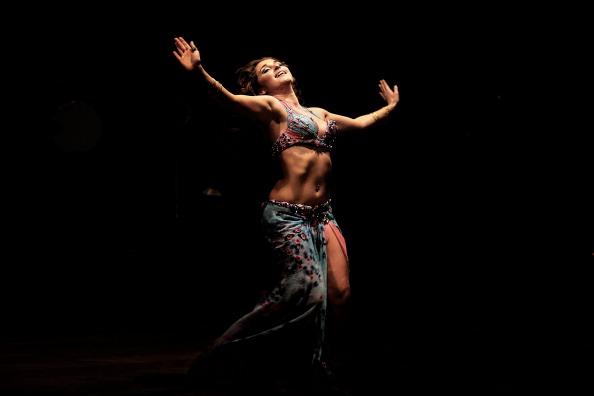 -Une danseuse du ventre russe se produit dans la capitale égyptienne du Caire le 12 décembre 2012. photo doit lire Patrick Baz / AFP via Getty Images.