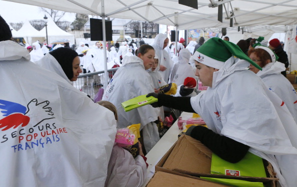 Une distribution du Secours populaire à l'occasion de Noël (PATRICK KOVARIK/AFP via Getty Images)