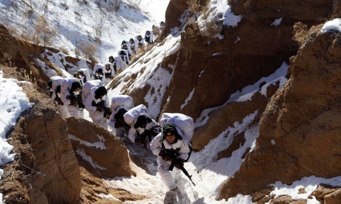 Soldats chinois participant à un entraînement hivernal à Heihe, dans la province du Heilongjiang au nord-est de la Chine, le 28 janvier 2015 (STR/AFP via Getty Images)