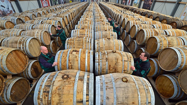 -L’usine située de whisky au sud-est de Berlin, a été transformée en gel hydro alcoolique. Photo Martin SCHUTT / DPA / AFP via Getty Images.