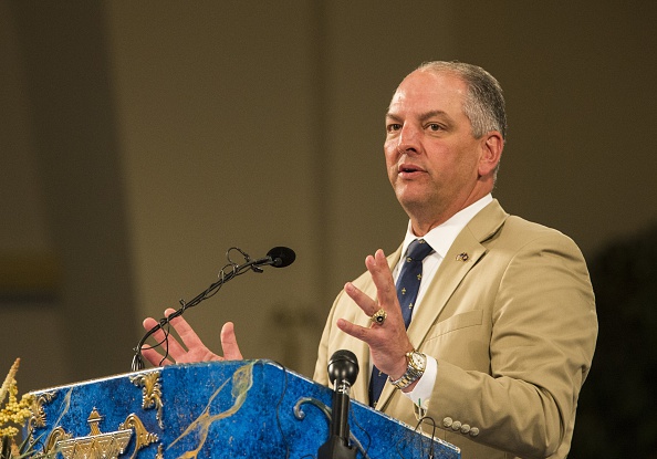 -Le gouverneur John Bel Edwards de Louisiane demande que les drapeaux soient mis en berne le jour des funérailles de M. Letlow. Photo par Mark Wallheiser / Getty Images.