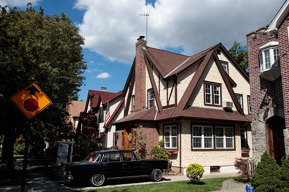 -Une vue de la maison d'enfance de Donald Trump, le 12 septembre 2016 dans le quartier de Jamaica Estates dans le Queens Borough de New York. Photo par Drew Angerer / Getty Images.