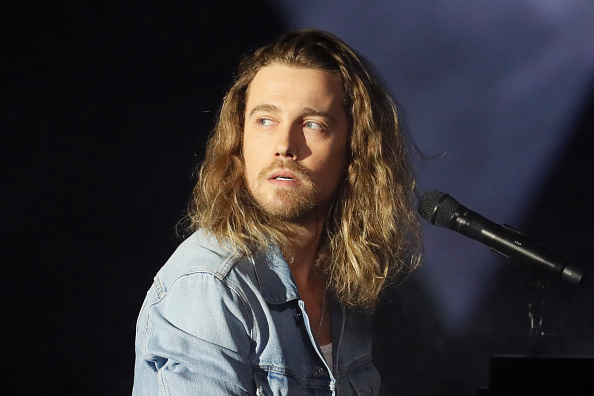 Le chanteur et compositeur français Julien Dore, le 10 février 2017 au Zénith de Paris.     (THOMAS SAMSON/AFP via Getty Images)