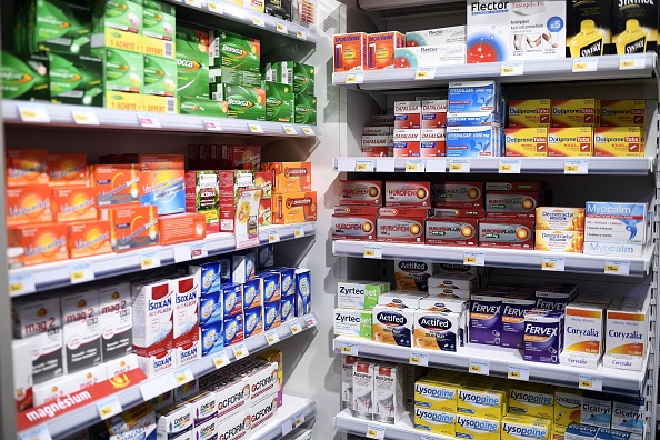 Et si un traitement à base de vitamines (à gauche sur la photo) prévenait les formes graves du covid-19 ? Oui, affirme un collectif de médecins (STEPHANE DE SAKUTIN/AFP via Getty Images)