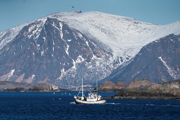 Un bateau de pêche navigue au large des côtes de Henningsvaer, sur les îles Lofoten du nord de la Norvège, dans le cercle polaire arctique.  (Photo : OLIVIER MORIN/AFP via Getty Images)