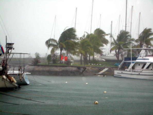 -Illustration- A l’approche du cyclone les habitants protègent les bateaux. Elisabeth Thurston / AFP via Getty Images.