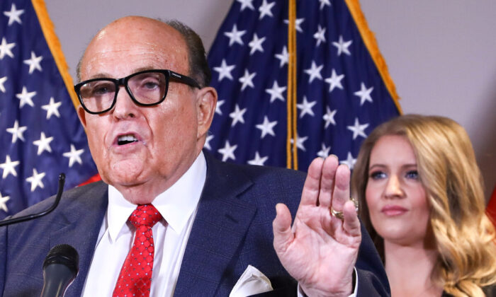 L'avocat du président américain Donald Trump et ancien maire de New York, Rudy Giuliani, s'adresse aux médias en compagnie de Jenna Ellis (à droite), conseillère juridique principale de la campagne Trump, lors d'une conférence de presse au siège du Comité national républicain à Washington le 19 novembre 2020. (Charlotte Cuthbertson/The Epoch Times)