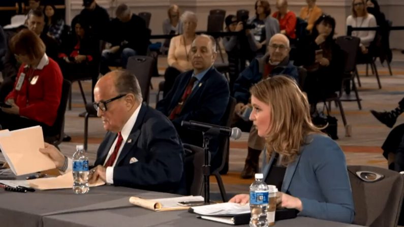 Les avocats du président Donald Trump, Jenna Ellis et Rudy Giuliani, et les membres de l'assemblée législative de l'État d'Arizona tiennent une audience publique sur l'intégrité des élections à Phoenix, en Arizona, le 30 novembre 2020. (Capture d'écran via NTD)