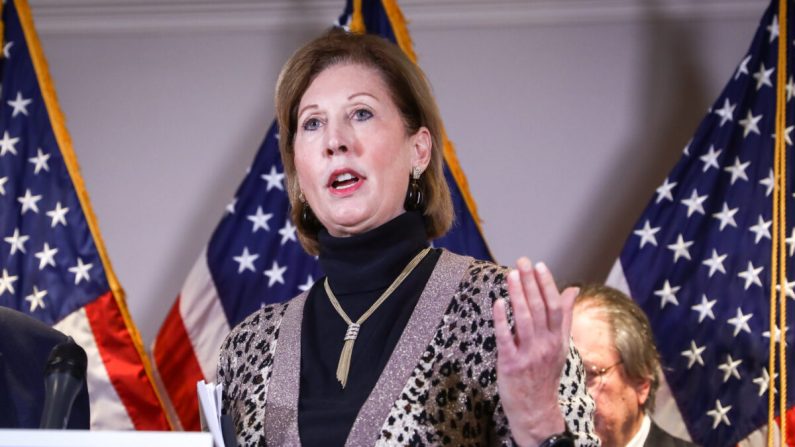 Sidney Powell s'exprime lors d'une conférence de presse au siège du Comité national républicain à Washington le 19 novembre 2020. (Charlotte Cuthbertson/The Epoch Times)