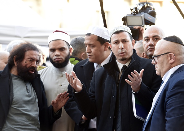 L’imam Hocine Drouiche (2e en partant de la droite) photographié devant un mémorial à proximité du Bataclan le 15 novembre 2015 en compagnie de Marek Halter, d’Hassen Chalghoumi et de représentants de la communauté juive deux jours après la série d’attentats islamistes du 13 novembre 2015. Crédit : MIGUEL MEDINA/AFP via Getty Images.