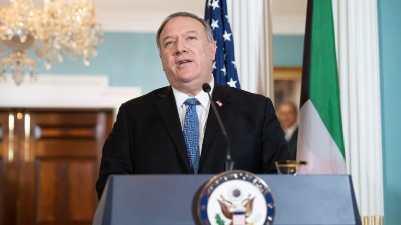 Le secrétaire d'État Mike Pompeo s'adresse à la presse avant de rencontrer le ministre koweïtien des Affaires étrangères, au ministère des Affaires étrangères à Washington, le 24 novembre 2020. (Saul Loeb/POOL/AFP via Getty Images)