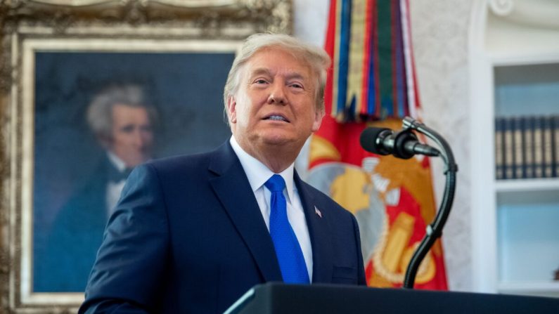 Le président américain Donald Trump s'exprime lors d'une cérémonie de remise de la médaille présidentielle de la Liberté au lutteur Dan Gable dans le Bureau ovale de la Maison-Blanche à Washington, le 7 décembre 2020. (Saul Loeb/AFP via Getty Images)