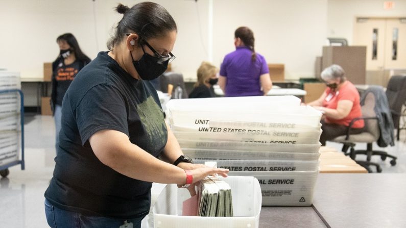 Un membre du personnel du département des élections du comté de Maricopa compte les bulletins de vote à Phoenix, en Arizona, le 31 octobre 2020. (Courtney Pedroza/Getty Images)