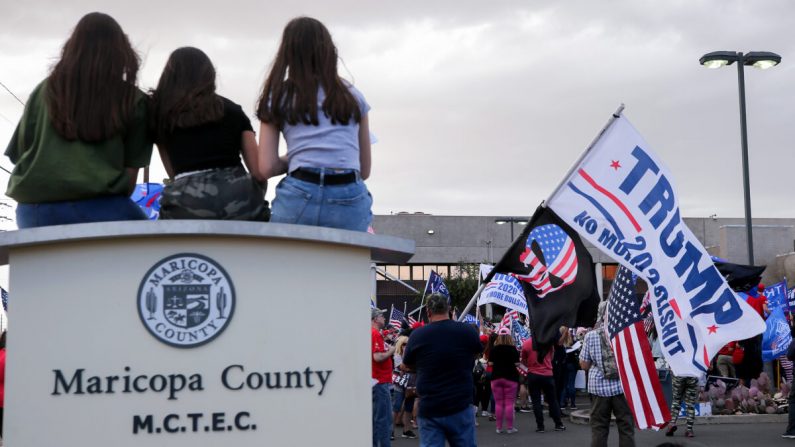 Des partisans du président américain Donald Trump manifestent lors d'un rassemblement "Halte au vol" devant le bureau du département des élections du comté de Maricopa à Phoenix, en Arizona, le 7 novembre 2020. (Mario Tama/Getty Images)