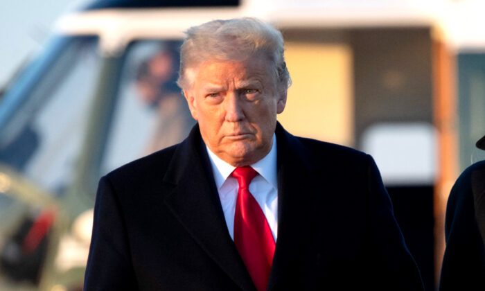 Le président américain Donald Trump monte à bord d'Air Force One avant son départ de la base interarmées d'Andrews, le 23 décembre 2020. (Saul Loeb/AFP via Getty Images)