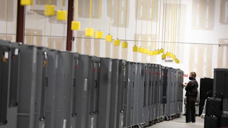 Une observatrice du Parti républicain géorgien observe les chariots de transport des machines à voter entreposés au centre de préparation des élections du comté de Fulton à Atlanta, en Géorgie, le 4 novembre 2020. (Jessica McGowan/Getty Images)