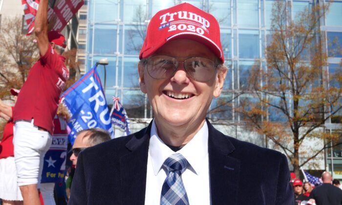 Bill Blesdoe, ancien candidat aux élections sénatoriales de Caroline du Sud et vice-président local du Parti de la Constitution, lors d'un rassemblement de soutien au président Donald Trump, le 22 décembre 2020. (Li Chen/Epoch Times)